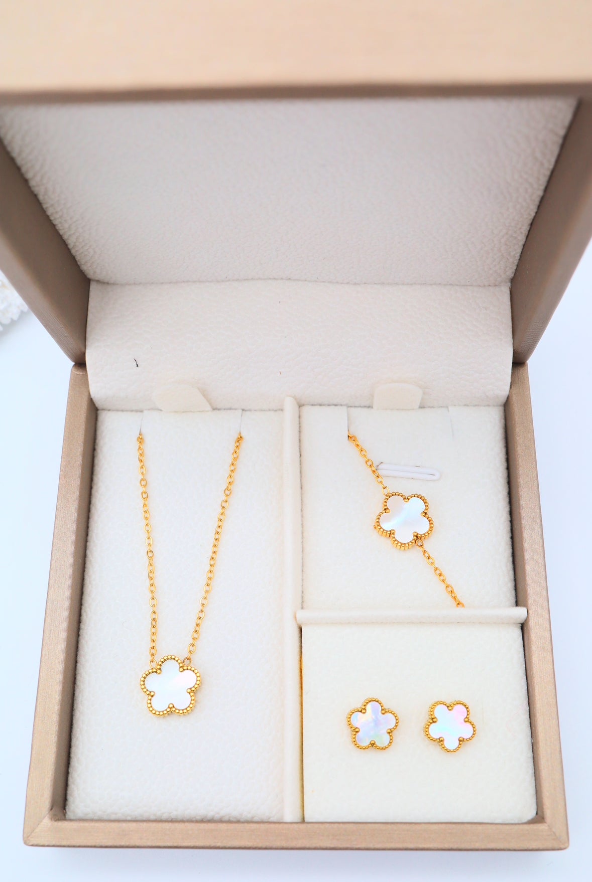 White Clover Jewellery Set