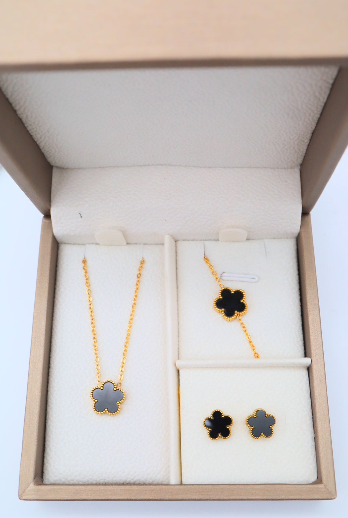 Black Clover Jewellery Set